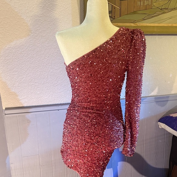 Sparkly One-Shoulder Sequin Dress - Picture 5 of 7